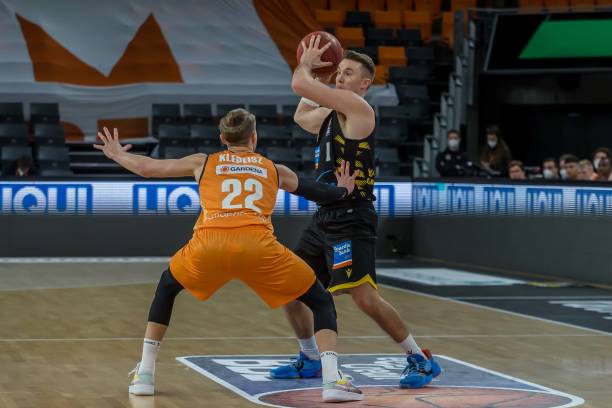 然而伤病隐 然而伤病隐